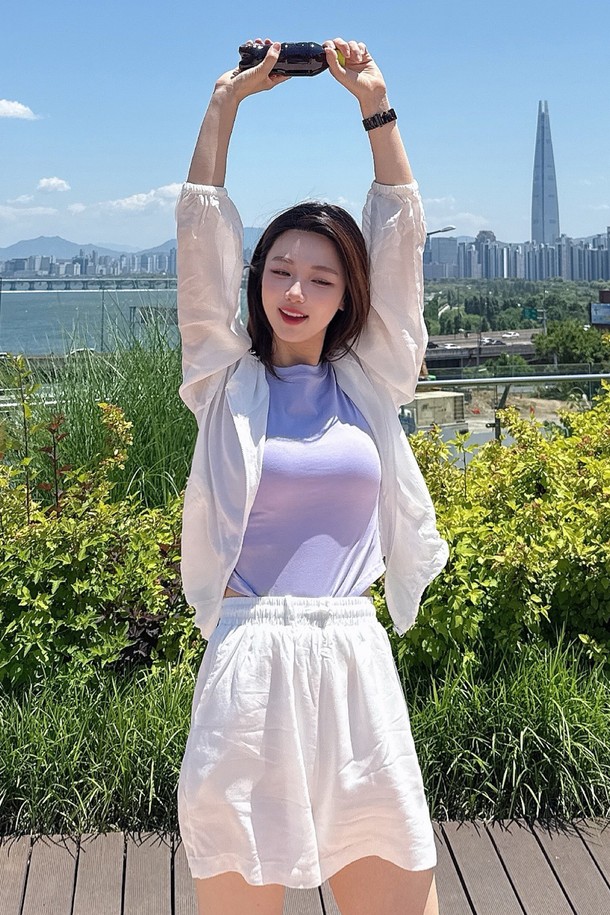 부드러운 촉감의 레이온과 폴리에스테르 혼방 소재로 제작된 여성 투웨이 스트링 후드 바람막이 셋업입니다. 화이트 컬러의 무지 디자인으로, 일상, 워킹, 여행 등 다양한 상황에서 스포티하면서도 캐주얼하게 연출할 수 있습니다. 가볍고 사이즈 조절이 용이하며, 2-WAY 컨버터블 디자인과 후드, 스트링 디테일이 특징입니다.
