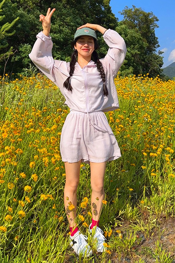 라벤더 색상의 투웨이 스트링 후드 바람막이 셋업입니다. 부드러운 리오셀 소재로 제작되어 얇고 가벼워 봄, 여름철에 쾌적하게 착용 가능하며, 일상, 여행, 워킹 등 다양한 활동에 활용할 수 있습니다. 상하의 세트 구성으로, 투웨이 스타일링이 가능하며, 방풍 기능과 사이즈 조절 스트링 디테일로 실용성을 더했습니다.
