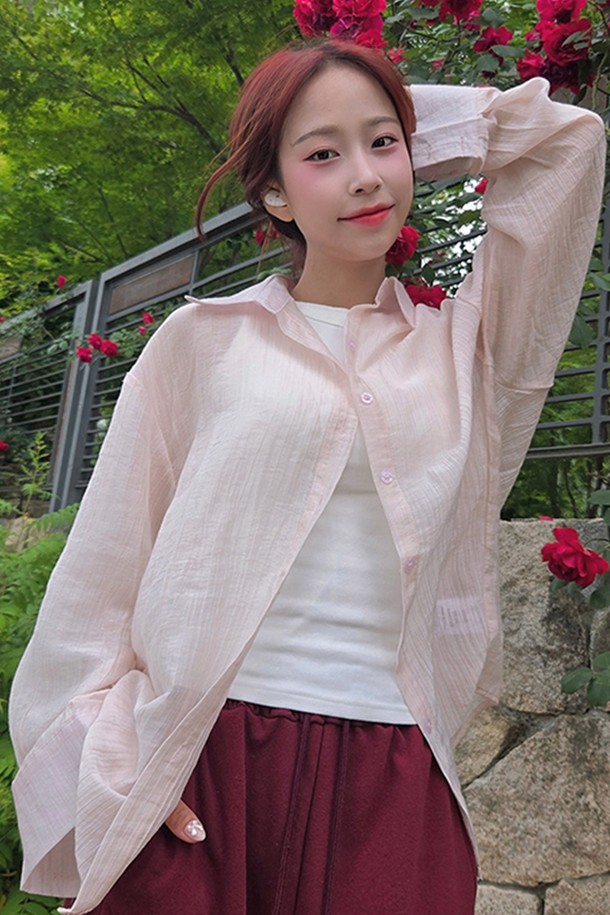 은은하게 비치는 시스루 소재와 파스텔 핑크 컬러가 돋보이는 여성용 '시그니처 시스루 오버핏 셔츠'입니다. 텐셀과 비스코스 혼방으로 부드러운 촉감을 선사하며, 구김이 적어 편안하게 착용 가능합니다. 봄, 여름 시즌에 어울리는 베이직하면서도 우아한 스타일로, 오버핏 디자인이 체형 커버에도 도움을 줍니다.

