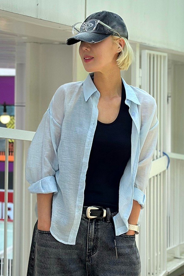 시원한 스카이블루 컬러가 돋보이는 시그니처 시스루 오버핏 셔츠입니다. 텐셀과 비스코스 혼방의 부드러운 촉감과 자연스러운 주름, 구김 방지로 편안한 착용감을 선사하며, 얇은 두께와 반소매 디자인으로 봄, 여름 시즌 페미닌한 스타일을 연출합니다. 시스루 패턴과 오버핏 실루엣이 여성스러운 매력을 더하며, 신체 커버 효과까지 갖춰 일상에서 부담없이 즐겨 입을 수 있습니다.
