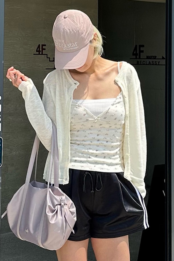 부드러운 촉감의 아이보리 컬러 소프트 라운드넥 버튼 니트 가디건입니다. 비스코스, 폴리에스테르 혼방 소재로 제작되어 얇고 실키한 텍스처와 레귤러핏의 편안한 착용감을 선사하며, 피부에 달라붙지 않아 쾌적하게 착용할 수 있습니다. 깔끔한 라운드넥 디자인과 베이직한 스타일로 봄, 가을 일상에서 활용하기 좋은 여성 니트 가디건입니다.
