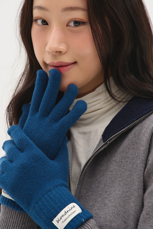 데일리 베이직 핑거홀 니트 장갑은 가을, 겨울철 보온성을 책임지는 필수 아이템입니다. 부드러운 니트 소재로 제작되어 편안한 착용감을 선사하며, 9가지 다채로운 컬러(그레이, 라벤더, 핑크, 베이지, 레드, 와인, 다크블루, 블랙, 브라운)로 폭넓은 선택지를 제공합니다. 핑거홀 디자인으로 손가락 노출이 가능하여 스마트폰 사용 등 활동성을 높였습니다. 캐주얼, 미니멀, 클래식 등 다양한 스타일과 출근룩에 매치하기 좋은 데일리 아이템입니다. 얇은 두께감으로 답답함 없이 부드러운 촉감을 느낄 수 있습니다.
