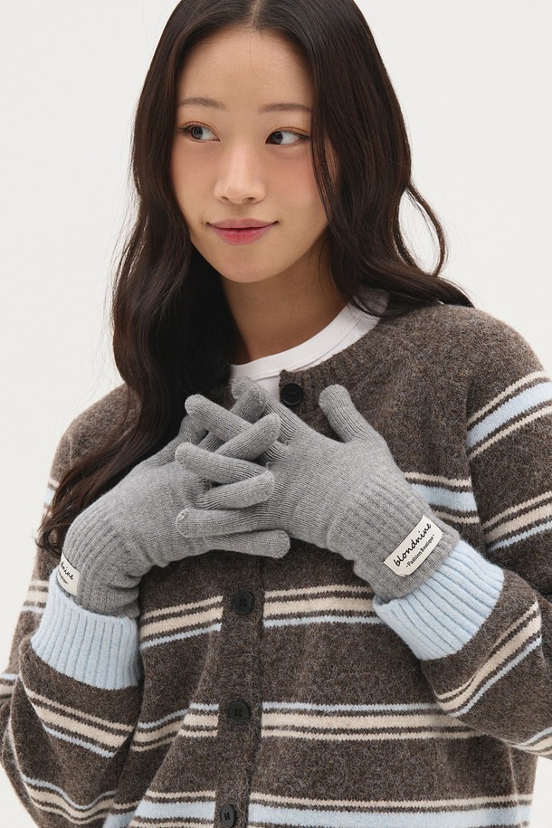 데일리 베이직 핑거홀 니트 장갑은 가을, 겨울철에 착용하기 좋은 장갑입니다. 부드러운 니트 소재로 제작되어 따뜻하고 편안한 착용감을 선사하며, 핑거홀 디자인으로 손가락을 자유롭게 사용할 수 있습니다. 베이직하고 데일리한 디자인으로 캐주얼, 미니멀, 클래식 등 다양한 스타일에 매치하기 용이합니다. 그레이, 라벤더, 핑크, 베이지, 레드, 와인, 다크블루, 블랙, 브라운의 9가지 다채로운 컬러 옵션으로 취향에 맞게 선택할 수 있습니다.
