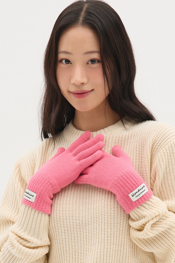 데일리 베이직 핑거홀 니트 장갑은 가을, 겨울 시즌의 필수 아이템입니다. 부드러운 니트와 아크릴 혼방 소재로 제작되어 뛰어난 보온성을 제공하며, 손가락을 노출할 수 있는 핑거홀 디자인으로 실용성을 더했습니다. 베이직하고 캐주얼한 스타일로 어떤 옷에도 잘 어울리며, 핑크, 블랙, 화이트, 그레이, 베이지, 브라운, 레드, 네이비, 아이보리 등 9가지 다채로운 컬러 옵션을 제공합니다. 데일리룩에 포인트 아이템으로 활용하거나, 추운 날씨에 손을 따뜻하게 보호해 보세요.
