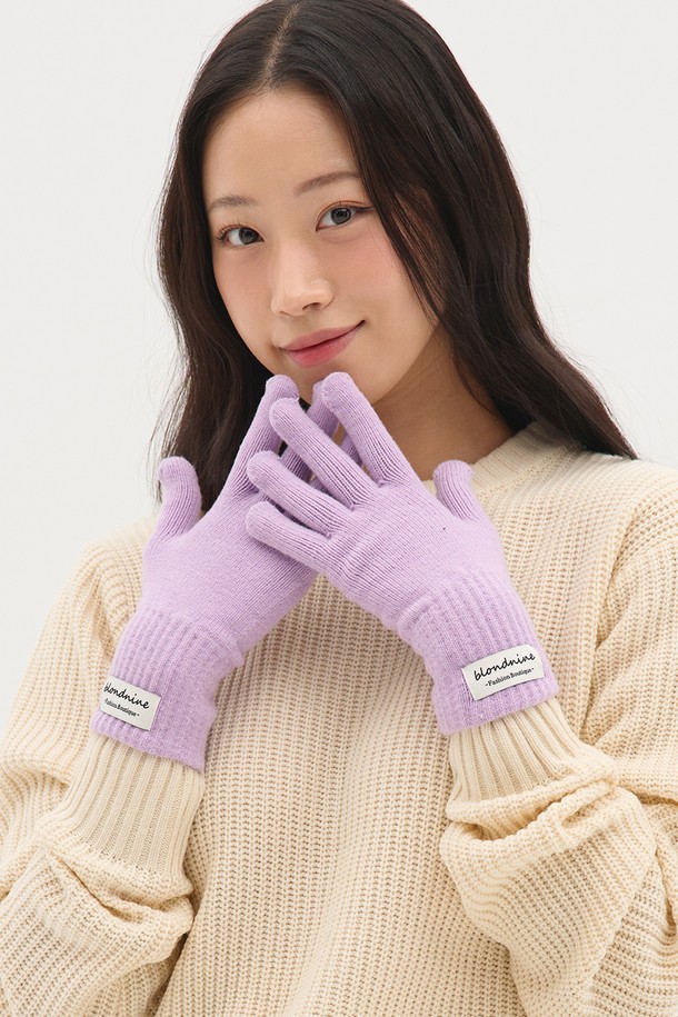 데일리 베이직 핑거홀 니트 장갑은 가을과 겨울철, 손을 따뜻하게 보호해 줄 여성용 장갑입니다. 부드러운 니트 소재로 제작되어 편안한 착용감을 선사하며, 핑거홀 디자인으로 손가락의 움직임을 자유롭게 합니다. 베이직한 디자인과 무지 패턴으로 어떤 스타일에도 잘 어울리며, 그레이, 라벤더, 핑크, 베이지, 레드, 와인, 다크블루, 블랙, 브라운 등 9가지 다채로운 컬러 옵션을 제공합니다. 일상생활에서 데일리하게 착용하기 좋은 실용적인 아이템입니다.
