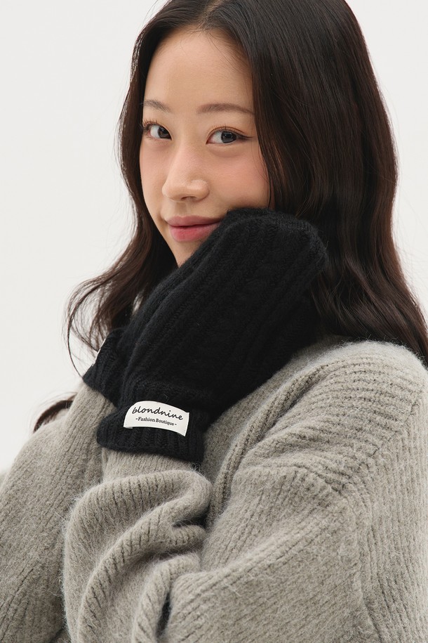 부드러운 니트 소재로 제작되어 포근한 착용감을 선사하는 소프트 핑거홀 손모아 니트 장갑입니다. 손가락을 노출하는 핑거홀 디자인으로 실용성을 높였으며, 가을, 겨울철 산책룩에 잘 어울리는 캐주얼하고 미니멀한 스타일을 연출합니다. 아이보리 옐로우, 핑크 라벤더, 레드 블랙, 차콜 등 7가지 다채로운 컬러로 출시되어 취향에 맞게 선택 가능합니다. 보온성을 갖춰 추운 날씨에도 따뜻하게 손을 보호해줍니다. 손모아 디자인으로 더욱 편안하게 착용할 수 있습니다.
