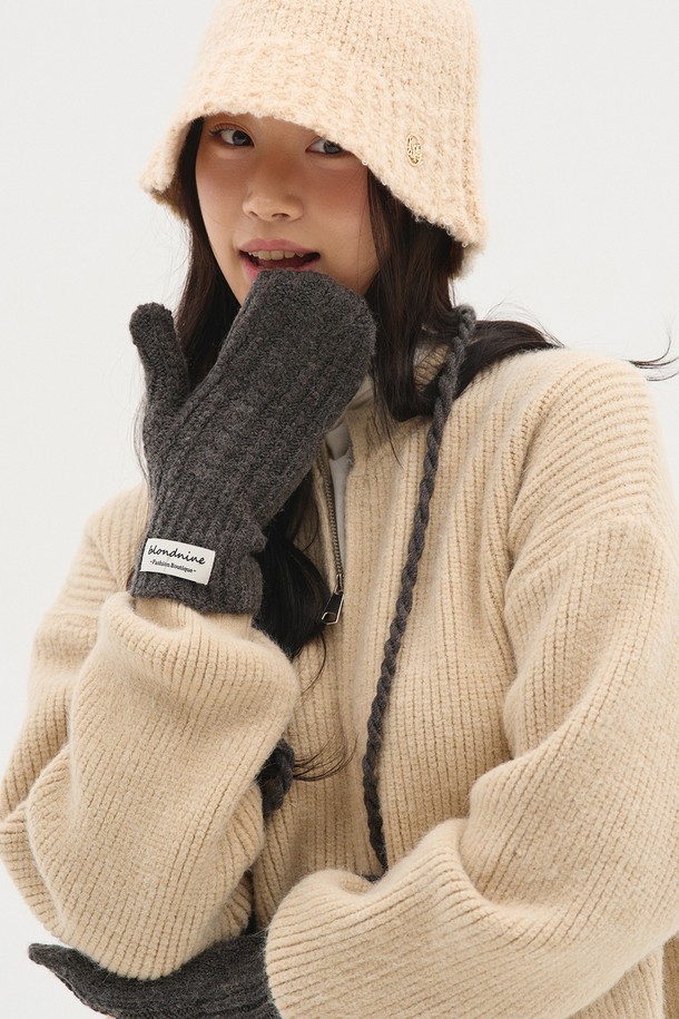 따뜻함과 스타일을 놓치지 않는 여성용 소프트 핑거홀 손모아 니트 장갑입니다. 부드러운 니트 소재로 제작되어 뛰어난 촉감을 자랑하며, 추운 겨울철 보온성을 높여줍니다. 아이보리/옐로우, 핑크/라벤더, 레드/블랙, 차콜 등 7가지 다채로운 컬러 옵션으로, 캐주얼, 미니멀, 클래식 등 어떤 스타일에도 잘 어울립니다. 핑거홀 디자인과 손모아 디테일이 실용성과 디자인적 요소를 동시에 만족시킵니다. 데일리룩에 포인트 아이템으로 활용하여 따뜻하고 세련된 겨울을 보내세요.
