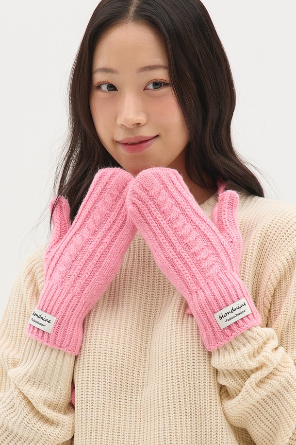 부드러운 니트 소재의 핑거홀 손모아 장갑입니다. 핑크 컬러와 케이블 패턴이 여성스러운 분위기를 더하며, 겨울철 보온성을 높여줍니다. 손모아 디자인으로 따뜻함을 유지하면서 핑거홀을 통해 스마트폰 사용 등 활동성을 높였습니다. 캐주얼, 클래식, 미니멀 스타일 모두에 잘 어울리며, 부드러운 촉감이 편안한 착용감을 선사합니다.
