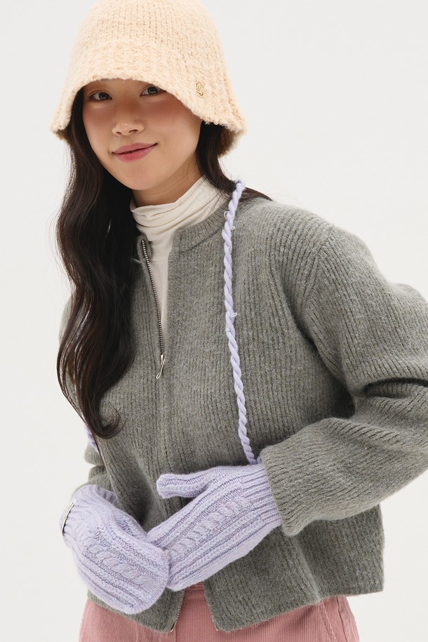 부드러운 니트 소재의 핑거홀 디자인 손모아 장갑입니다. 7가지 다채로운 컬러(그레이, 블랙, 아이보리, 베이지, 브라운, 네이비, 와인)로 출시되어 다양한 스타일에 매치하기 좋습니다. 가을, 겨울철 보온성을 높여주는 두꺼운 두께감으로, 일상생활은 물론 출근룩, 데이트룩에도 잘 어울립니다. 미니멀, 클래식, 캐주얼 스타일을 즐겨 입는 여성분들께 추천합니다. 손모아 디자인으로 따뜻함과 스타일을 동시에 잡으세요.
