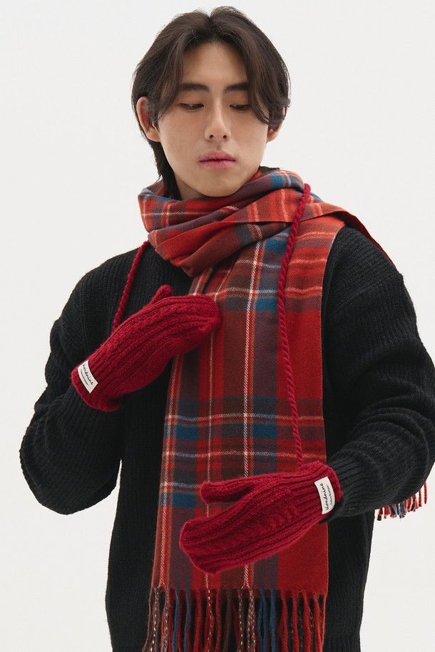 소프트 핑거홀 손모아 니트 장갑은 부드러운 니트 소재로 제작되어 가을, 겨울철 보온성을 높여주는 아이템입니다. 손가락을 노출할 수 있는 핑거홀 디자인과 손모아 디자인으로 실용성과 스타일을 모두 잡았습니다. 아이보리, 옐로우, 핑크, 라벤더, 레드, 블랙, 챠콜 7가지 다채로운 컬러 옵션으로, 캐주얼, 미니멀, 클래식 등 어떤 스타일에도 잘 어울립니다. 산책룩에 포인트를 더하여 따뜻하고 편안한 겨울 스타일을 완성해 보세요.
