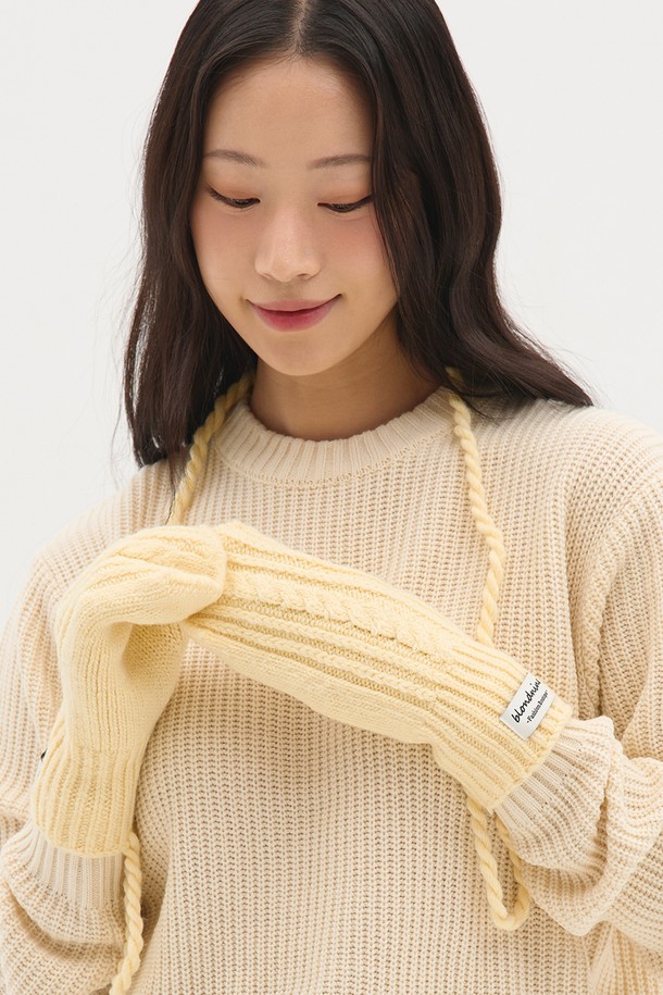 부드러운 니트 소재로 제작되어 포근한 착용감을 선사하는 소프트 핑거홀 손모아 니트 장갑입니다. 손가락을 노출할 수 있는 핑거홀 디자인으로 실용성을 높였으며, 가을과 겨울철 산책룩에 잘 어울립니다. 아이보리 옐로우, 핑크 라벤더, 레드 블랙, 차콜 등 4가지 다채로운 색상으로 출시되어 취향에 맞게 선택 가능합니다. 손모아 디자인으로 보온성을 더하고, 캐주얼 및 미니멀 스타일 모두 소화 가능한 데일리 아이템입니다. 일상 속 따뜻함과 스타일을 동시에 잡을 수 있는 장갑입니다.
