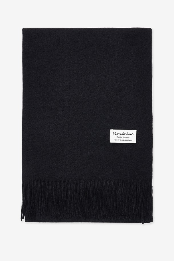 "시그니처 클래식 베이직 머플러"는 부드러운 울 소재로 제작되어 가을과 겨울, 쌀쌀한 날씨에 따뜻함을 선사합니다. 무지 디자인과 블랙 컬러는 어떤 스타일에도 잘 어울리며, 출근룩과 모임룩 모두에 활용 가능합니다. 두꺼운 두께감과 프린지 디테일은 클래식하면서도 세련된 분위기를 연출합니다. 11가지 다채로운 색상으로 출시되어, 당신의 개성을 표현할 수 있습니다. 시그니처 라벨이 고급스러움을 더하는 머플러입니다.
