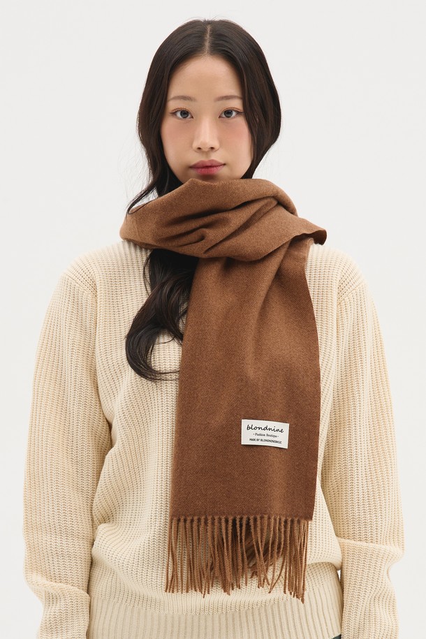 **시그니처 클래식 베이직 머플러 11 컬러**

클래식하고 베이직한 스타일의 시그니처 머플러입니다. 부드러운 울 소재로 제작되어 가을과 겨울에 따뜻하게 착용할 수 있습니다. 톤 다운된 브라운 컬러와 무지 디자인으로 어떤 스타일에도 잘 어울립니다. 출근룩이나 모임룩에 매치하여 클래식하고 미니멀한 분위기를 연출할 수 있습니다. 프린지 디테일이 포인트로, 밋밋함을 덜어줍니다.
