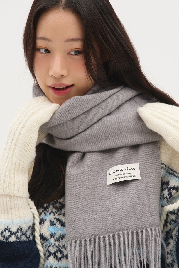 "시그니처 클래식 베이직 머플러"는 부드러운 울 소재로 제작되어 가을과 겨울, 쌀쌀한 날씨에도 따뜻하게 착용할 수 있습니다. 11가지 다채로운 컬러(아이보리, 핑크, 그레이, 카멜, 모카, 블루, 블루-그린, 와인, 브라운, 네이비, 블랙)로 출시되어, 출근룩이나 모임룩 등 다양한 TPO에 맞춰 클래식하고 미니멀한 스타일을 연출할 수 있습니다. 두꺼운 두께감과 부드러운 촉감, 프린지 장식 디테일이 특징이며, 무지 디자인으로 어떤 스타일에도 잘 어울립니다.
