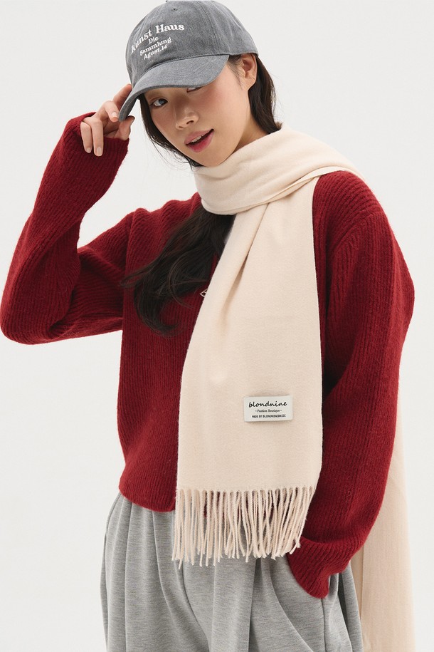 시그니처 클래식 베이직 머플러는 울 소재로 제작되어 부드러운 촉감을 선사하며, 가을과 겨울에 따뜻하게 착용할 수 있습니다. 베이직하면서도 클래식한 디자인에 프린지 디테일이 더해져 멋스러움을 더합니다. 출근룩이나 모임룩 등 다양한 TPO에 활용 가능하며, 미니멀, 캐주얼, 클래식 스타일을 즐겨 입는 분들께 추천합니다. 아이보리, 핑크, 그레이, 카멜, 모카, 블루, 그린-블루, 와인, 브라운, 네이비, 블랙 등 11가지 다채로운 컬러로 만나보세요. 두께감이 있어 겨울철에도 따뜻하게 몸을 감싸줍니다.
