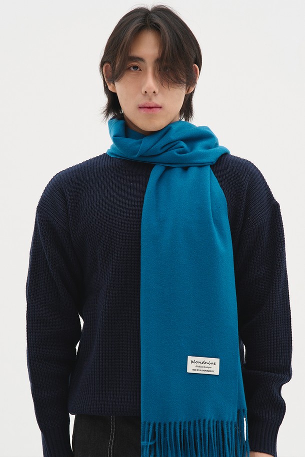 시그니처 클래식 베이직 머플러는 가을, 겨울 시즌에 어울리는 울 소재의 머플러입니다. 11가지 다채로운 컬러로 출시되었으며, 부드러운 촉감과 두꺼운 두께감으로 따뜻함을 선사합니다. 베이직하고 클래식한 디자인에 프린지 디테일이 더해져, 출근룩이나 모임룩 등 다양한 TPO에 활용 가능합니다. 클래식, 미니멀, 캐주얼 스타일을 즐기는 분들께 추천합니다.
