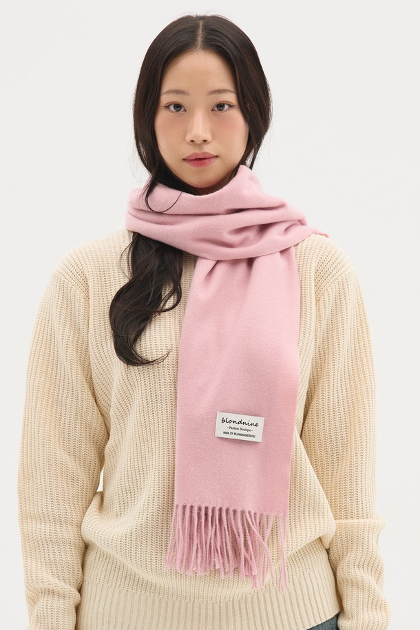 시그니처 클래식 베이직 머플러는 11가지 다채로운 컬러로 출시되어, 당신의 스타일을 더욱 풍성하게 만들어줍니다. 부드러운 울 소재로 제작되어 가을과 겨울철, 포근하고 편안한 착용감을 선사합니다. 클래식하고 베이직한 디자인에 핑크 컬러가 더해져, 출근룩과 모임룩에 세련된 포인트를 더할 수 있습니다. 무지 패턴과 프린지 디테일이 돋보이며, 미니멀한 스타일을 즐기는 분들께 완벽한 아이템입니다. 브랜드 라벨이 고급스러움을 더하며, 당신의 겨울 스타일을 더욱 특별하게 만들어 줄 것입니다.
