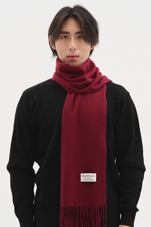 **시그니처 클래식 베이직 머플러 11 컬러**는 울과 캐시미어 혼방 소재로 제작되어 부드러운 촉감과 뛰어난 보온성을 자랑하는 머플러입니다. 가을과 겨울, 당신의 출근룩, 모임룩, 데이트룩에 클래식하고 미니멀하며 시크한 포인트를 더해줍니다. 11가지 다채로운 컬러(레드, 블랙, 화이트, 그레이, 네이비, 브라운, 베이지, 와인, 카키, 아이보리, 버건디)로 출시되어 폭넓은 스타일 연출이 가능하며, 무지 디자인에 프린지 디테일로 포인트를 더했습니다. 두꺼운 두께감으로 추운 날씨에도 따뜻하게 착용할 수 있는 베이직 머플러입니다.
