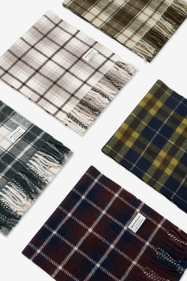 프리미엄 멀티 체크 머플러는 울 소재로 제작되어 부드러운 촉감과 뛰어난 보온성을 자랑합니다. 블랙, 네이비, 와인, 베이지, 그레이 5가지 멀티 컬러 체크 패턴으로 클래식하고 베이직한 스타일을 연출합니다. 두꺼운 두께감과 프린지 디자인으로 포인트를 더해 가을, 겨울철 출근룩, 모임룩에 활용하기 좋습니다. 미니멀, 캐주얼 룩에도 매치하여 다양한 스타일을 완성할 수 있는 머플러입니다.
