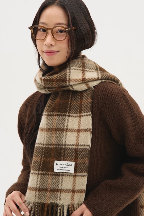 프리미엄 멀티 체크 머플러는 가을, 겨울 시즌을 위한 공용 머플러/스카프입니다. 베이지와 브라운 컬러의 울 소재로 제작되어 부드러운 촉감과 따뜻함을 선사합니다. 클래식하고 베이직한 스타일의 체크 패턴이 돋보이며, 두꺼운 두께감으로 보온성을 높였습니다. 라벨 디자인으로 포인트를 더했으며, 멀티웨어 아이템으로 다양한 스타일 연출이 가능합니다.
