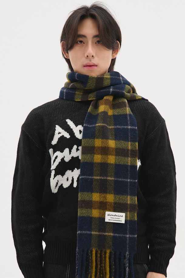 프리미엄 멀티 체크 머플러는 네이비, 옐로우, 그린 등 5가지 다채로운 컬러로 출시된 공용 머플러입니다. 부드러운 촉감의 울 소재로 제작되어 가을과 겨울철 따뜻하게 착용할 수 있습니다. 두꺼운 두께감과 체크 패턴이 돋보이며, 프린지 디테일이 클래식하고 캐주얼한 스타일을 완성합니다. 다양한 스타일 연출에 활용 가능한 실용적인 아이템입니다.
