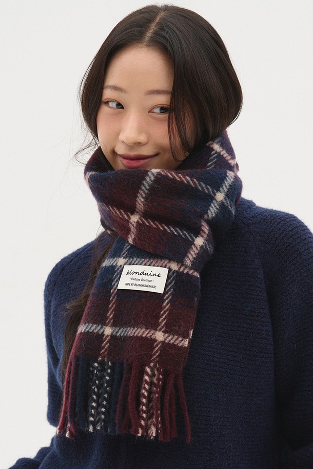 프리미엄 멀티 체크 머플러는 부드러운 울 소재로 제작되어 가을과 겨울, 쌀쌀한 날씨에 따뜻함을 선사합니다. 네이비, 와인, 화이트 등 5가지 멀티 컬러 체크 패턴으로, 클래식하고 캐주얼한 스타일을 연출하기 좋습니다. 두꺼운 두께감과 프린지 디자인이 특징이며, 출근룩이나 모임룩에 포인트를 더해줍니다. 미니멀한 스타일에도 잘 어울려 다양한 코디에 활용할 수 있습니다. 촉감이 부드러워 편안하게 착용할 수 있는 머플러입니다.
