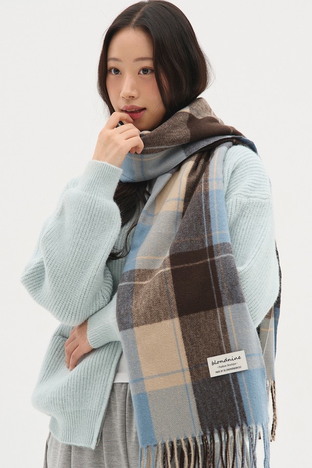 데일리 베이직 배색 체크 머플러는 가을, 겨울철 따뜻함과 스타일을 동시에 잡을 수 있는 머플러/스카프입니다. 부드러운 울 소재로 제작되어 뛰어난 촉감을 자랑하며, 두꺼운 두께감으로 보온성을 높였습니다. 브라운, 베이지, 블루, 그레이 등 4가지 다채로운 색상으로 구성된 배색 체크 패턴이 특징입니다. 캐주얼, 클래식, 미니멀 스타일의 출근룩, 모임룩에 포인트를 더해 데일리 아이템으로 활용하기 좋습니다. 프린지 디자인으로 포인트를 더해 멋스러움을 더했습니다.
