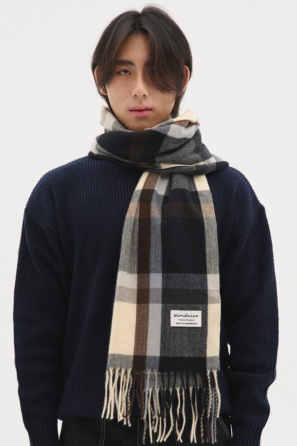 데일리 베이직 배색 체크 머플러는 가을, 겨울 시즌을 위한 머플러입니다. 울 소재로 제작되어 부드러운 촉감과 따뜻함을 선사하며, 두꺼운 두께감으로 보온성을 높였습니다. 11가지 다양한 컬러의 배색 체크 패턴과 프린지 디테일이 돋보이며, 캐주얼, 클래식, 미니멀 스타일 모두 소화 가능합니다. 출근룩이나 모임룩 등 다양한 TPO에 활용하여 세련된 분위기를 연출할 수 있습니다.
