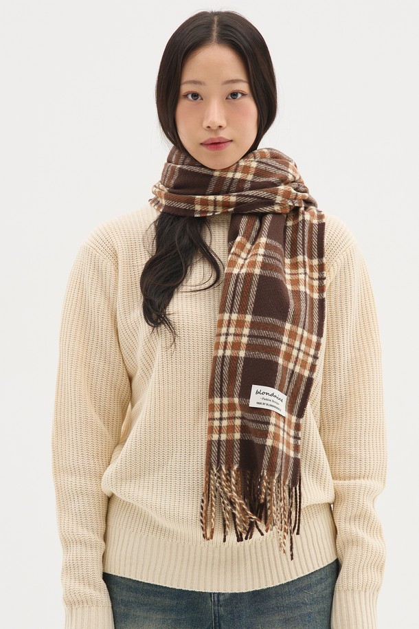 데일리 베이직 배색 체크 머플러는 부드러운 울 소재로 제작되어 가을과 겨울, 쌀쌀한 날씨에 따뜻함을 선사합니다.  브라운과 베이지를 포함한 11가지 다채로운 컬러 배색으로 어떤 출근룩에도 포인트가 되어줍니다.  캐주얼, 클래식, 미니멀 등 다양한 스타일을 소화하며, 두꺼운 두께감과 프린지 디자인으로 포근한 분위기를 더합니다. 데일리룩에 활용하기 좋은 베이직한 체크 패턴 머플러로, 당신의 겨울 스타일을 더욱 돋보이게 해 보세요.
