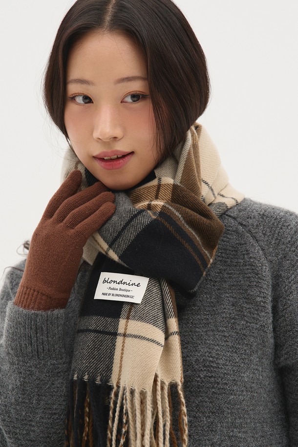 데일리 베이직 배색 체크 머플러는 부드러운 울 소재로 제작되어 가을과 겨울, 쌀쌀한 날씨에도 따뜻함을 선사합니다. 베이지, 블랙, 그레이 등 11가지 다채로운 컬러로 출시되어, 어떤 룩에도 쉽게 매치할 수 있습니다. 캐주얼, 클래식, 미니멀 스타일을 즐겨 입는 분들께 추천하며, 출근룩과 모임룩에 포인트를 더할 수 있는 아이템입니다. 두꺼운 두께감과 섬세한 배색 디자인이 돋보이는 체크 패턴 머플러입니다.
