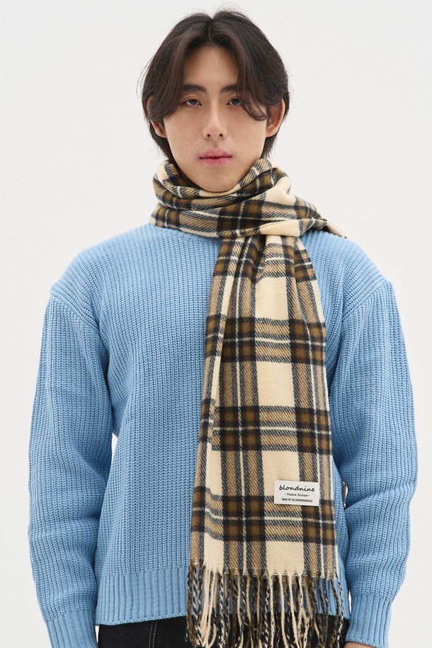 데일리 베이직 배색 체크 머플러는 가을, 겨울철 스타일링에 포인트를 더하는 패션 소품입니다. 울 소재로 제작되어 부드러운 촉감과 따뜻함을 선사하며, 11가지 다채로운 체크 패턴으로 폭넓은 선택지를 제공합니다. 캐주얼, 클래식, 미니멀 등 어떤 스타일에도 매치하기 용이하며, 출근룩이나 모임룩에 활용하여 세련된 분위기를 연출할 수 있습니다. 프린지 디테일이 돋보이는 디자인으로, 머플러 하나만으로도 센스 있는 겨울 코디를 완성할 수 있습니다.
