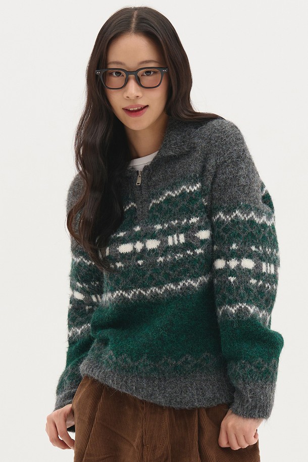 빈티지 노르딕 하프집업 니트_차콜은 캐주얼, 클래식, 미니멀 스타일을 모두 아우르는 여성 의류입니다. 가을, 겨울 시즌에 어울리는 두꺼운 두께감과 부드러운 촉감의 울 소재로 제작되어 포근함을 선사합니다. 하프넥 디자인과 하프집업 여밈 방식으로 포인트를 더했으며, 레귤러핏으로 편안하게 착용 가능합니다. 차콜과 그린 두 가지 색상으로 출시되었으며, 모임룩 연출에도 활용할 수 있는 빈티지하면서도 세련된 니트입니다. 노르딕 패턴이 더해져 따뜻하고 매력적인 분위기를 연출합니다.
