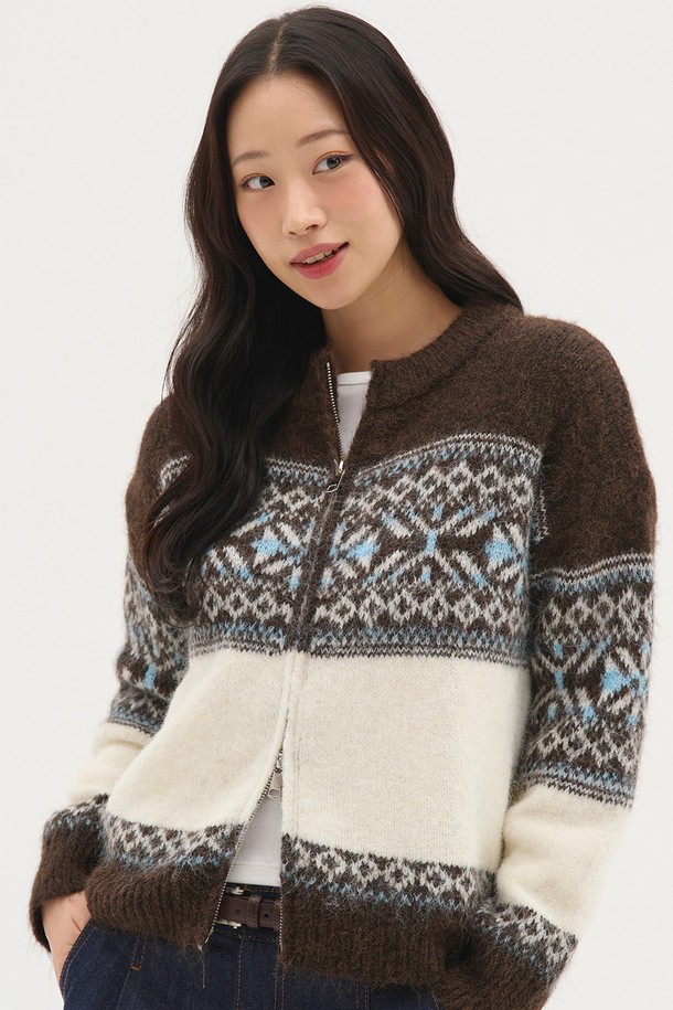 스노우 노르딕 투웨이 니트 집업_브라운은 여성스러운 무드를 연출하는 캐주얼 스타일의 니트 집업입니다. 부드러운 울 소재로 제작되어 가을과 겨울에 따뜻하게 착용할 수 있으며, 레귤러핏과 라운드넥 디자인으로 편안한 착용감을 선사합니다. 노르딕 패턴과 배색 디자인이 돋보이며, 투웨이 지퍼 디테일로 실용성을 더했습니다. 데이트룩, 캠핑룩 등 다양한 TPO에 활용 가능하며, 캐주얼, 클래식, 미니멀 스타일과 잘 어울립니다.
