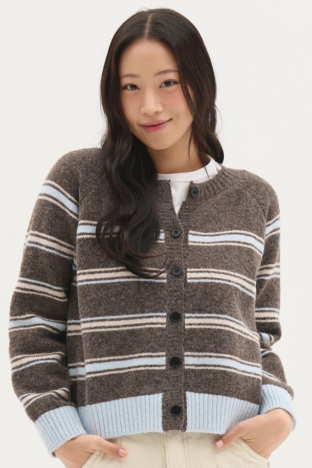 [BLOND9 X ITER] 멀티 스트라이프 니트 가디건_브라운은 여성 의류로, 가을과 겨울에 따뜻하게 착용하기 좋은 두꺼운 두께의 니트 가디건입니다. 브라운, 하늘색, 화이트 컬러의 멀티 스트라이프 패턴이 캐주얼하고 베이직한 무드를 연출하며, 라운드 넥과 긴 소매, 레귤러핏 디자인으로 편안한 착용감을 선사합니다. 일상생활과 산책룩에 잘 어울리며, 클래식, 미니멀 스타일로도 활용할 수 있습니다. 부드러운 촉감의 니트 소재와 버튼 여밈 방식이 특징입니다.
