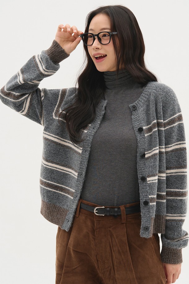 [BLOND9 X ITER] 멀티 스트라이프 니트 가디건_차콜은 가을, 겨울 시즌에 어울리는 여성 니트 가디건입니다. 차콜 컬러의 레귤러핏 디자인으로, 캐주얼 및 베이직 스타일을 연출하기 좋습니다. 부드러운 촉감의 니트 소재에 두꺼운 두께감으로 따뜻함을 더하며, 긴 소매와 라운드넥, 버튼 여밈 방식으로 편안하게 착용할 수 있습니다. [BLOND9]과 [ITER]의 콜라보레이션으로 탄생한 멀티 스트라이프 패턴은 출근룩은 물론 다양한 스타일링에 활용하기 좋습니다.
