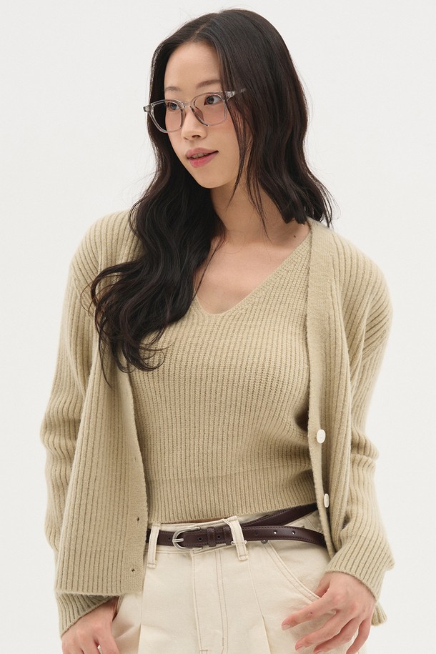 [BLOND9 X ITER] 데일리 니트 스웨터 가디건 세트_라이트카키는 여성스러운 분위기를 연출하는 니트 세트입니다. 라이트카키와 베이지 컬러로 구성되어 있으며, 봄, 가을에 어울리는 얇은 두께감의 니트 소재로 제작되었습니다. 라운드넥 디자인의 민소매 나시와 긴 소매 가디건 세트로, 세미 오버핏으로 편안한 착용감을 선사합니다. 무지 패턴으로 베이직하고 캐주얼한 스타일을 연출하며, 단독 또는 함께 착용하여 다양한 룩을 완성할 수 있습니다. 부드러운 촉감으로 편안하게 즐겨 입을 수 있는 데일리 아이템입니다.
