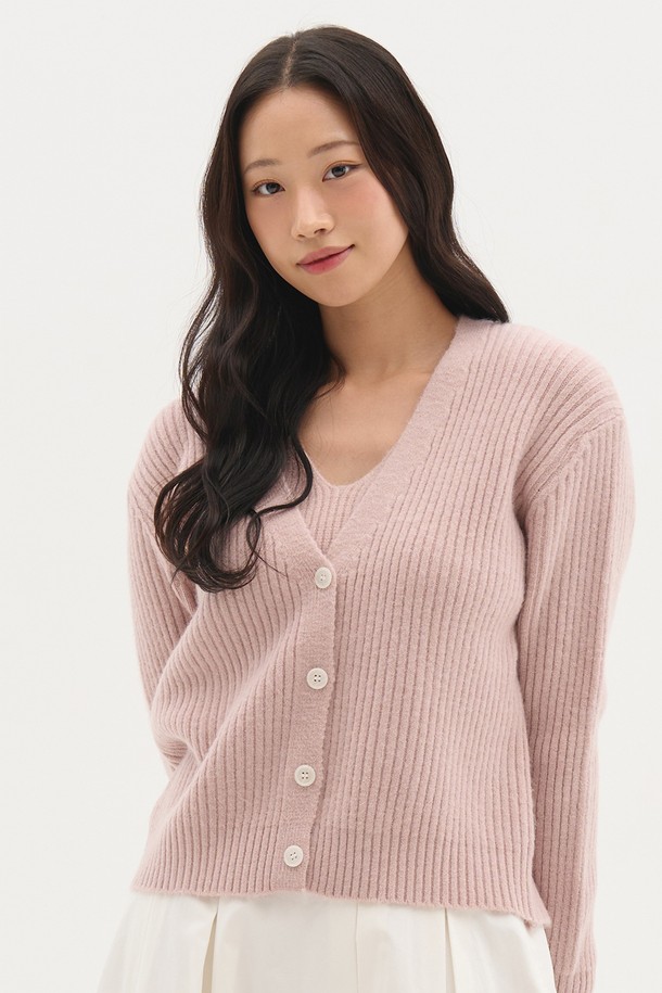 BLOND9 X ITER (블론드나인 X 아이터) 데일리 니트 스웨터 가디건 세트_핑크는 여성들을 위한 캐주얼 스타일의 상의입니다. 부드러운 촉감의 아크릴, 폴리에스테르, 나일론 혼방 소재로 제작되었으며, 봄, 가을에 착용하기 좋습니다. 세미 오버핏의 핑크색 V넥 가디건과 나시 세트로 구성되어 있으며, 골지 패턴과 긴 소매가 특징입니다. 데일리룩이나 일상복으로 활용하기 좋으며, 버튼 여밈 디테일로 포인트를 더했습니다.
