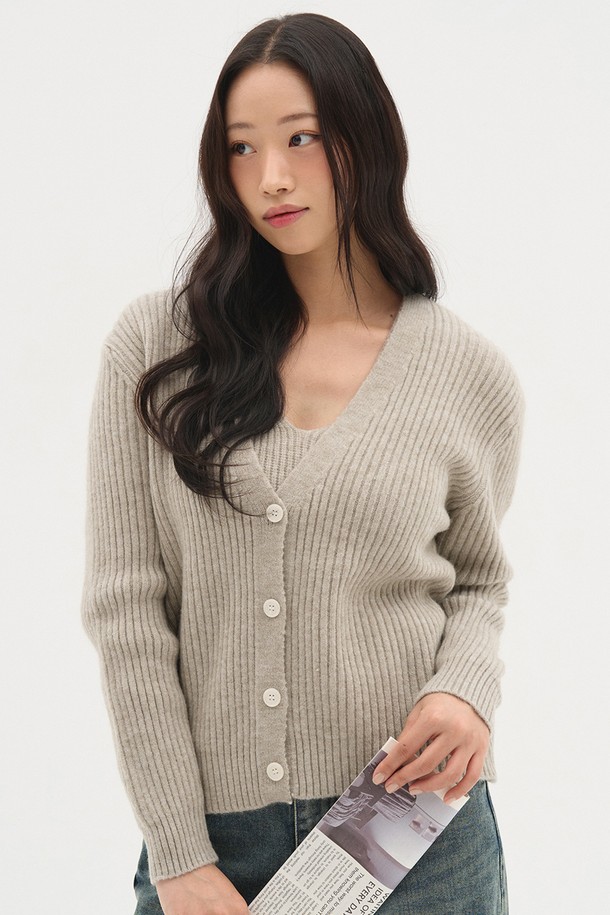 [BLOND9 X ITER] 데일리 니트 스웨터 가디건 세트_모카브라운은 부드러운 촉감의 니트 소재로 제작되어 가을과 겨울, 포근하고 따뜻하게 착용할 수 있는 여성 의류입니다. 세미 오버핏으로 편안한 착용감을 선사하며, 데이트룩, 모임룩 등 다양한 TPO에 활용 가능합니다. 베이직하고 캐주얼한 스타일로, 골지 패턴과 V넥 디자인이 특징이며, 모카브라운 컬러가 세련된 분위기를 더합니다. 상의와 가디건 세트로 구성되어 단품 또는 함께 착용 가능하며, 단추 디테일이 돋보이는 활용도 높은 세트 아이템입니다. 캐주얼, 클래식, 미니멀 스타일을 즐겨 입는 여성분들께 추천합니다.
