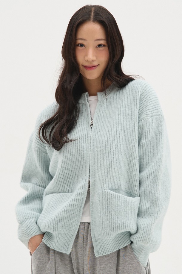 산뜻한 스카이블루 컬러의 라운드 넥 니트 집업입니다. 부드러운 촉감의 골지 니트 소재로 제작되어 봄, 가을 간절기에 따뜻하게 착용할 수 있습니다. 레귤러핏으로 편안하게 떨어지며, 크롭 기장으로 다리가 길어 보이는 효과를 줍니다. 캐주얼, 미니멀, 클래식한 스타일을 연출하기 좋으며, 투웨이 포켓 디테일로 실용성을 더했습니다. 데이트룩, 봄 소풍룩에 매치하여 포근하고 사랑스러운 분위기를 연출해보세요.
