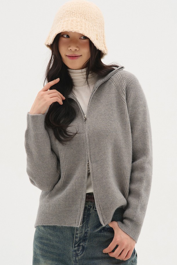 차분한 분위기를 연출하는 하이넥 투웨이 오버핏 니트 가디건_차콜입니다. 부드러운 촉감의 아크릴, 폴리에스터, 나일론 혼방 소재로 제작되어 가을, 겨울 시즌에 따뜻하게 착용하기 좋습니다. 무지 디자인에 긴 소매, 두꺼운 두께감으로 포근함을 더하며, 넉넉한 오버핏으로 편안한 착용감을 선사합니다. 집업 스타일과 투웨이 지퍼 디테일로 다양한 스타일 연출이 가능하며, 출근룩, 클래식, 미니멀, 캐주얼 등 폭넓게 활용할 수 있습니다.
