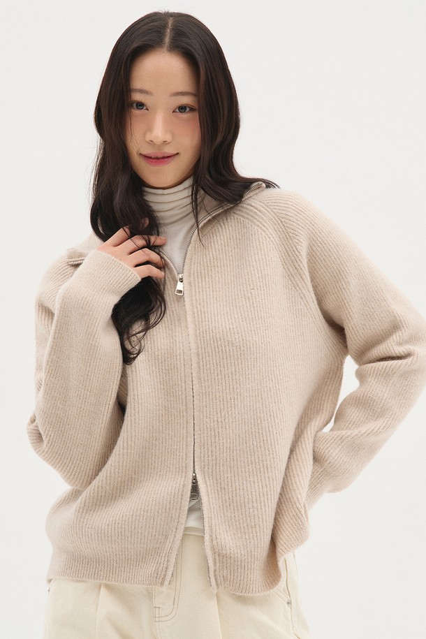 부드러운 촉감의 하이넥 투웨이 오버핏 니트 가디건_오트밀입니다. 가을, 겨울 시즌에 어울리는 두꺼운 두께감으로 따뜻하게 착용할 수 있습니다. 베이직하고 캐주얼한 스타일로, 집콕룩부터 미니멀, 클래식한 스타일까지 소화 가능한 아이템입니다. 무지 디자인에 긴 소매, 투웨이 지퍼 디테일이 돋보이며, 여성스러운 분위기를 연출합니다. 
