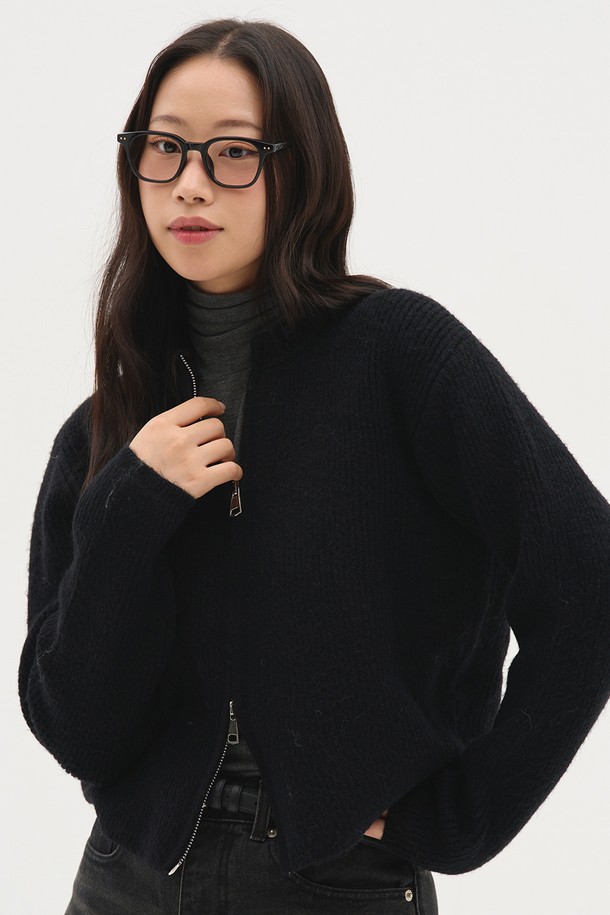 "베이직 투웨이 니트집업 가디건_블랙"은 심플하고 미니멀한 스타일을 추구하는 분들을 위한 필수 아이템입니다. 봄, 가을, 겨울 세 계절 모두 활용 가능한 이 가디건은 아크릴, 나일론, 폴리에스테르 혼방 소재로 제작되어 부드러운 촉감을 선사합니다. 세미오버핏으로 편안하게 착용 가능하며, 투웨이 지퍼 디테일로 다양한 스타일을 연출할 수 있습니다. 출근룩과 모임룩 등 TPO에 구애받지 않고 미니멀, 클래식, 캐주얼 스타일 모두 소화 가능하며, 단독 착용 또는 이너/아우터로 활용하여 폭넓은 스타일링을 즐길 수 있습니다.
