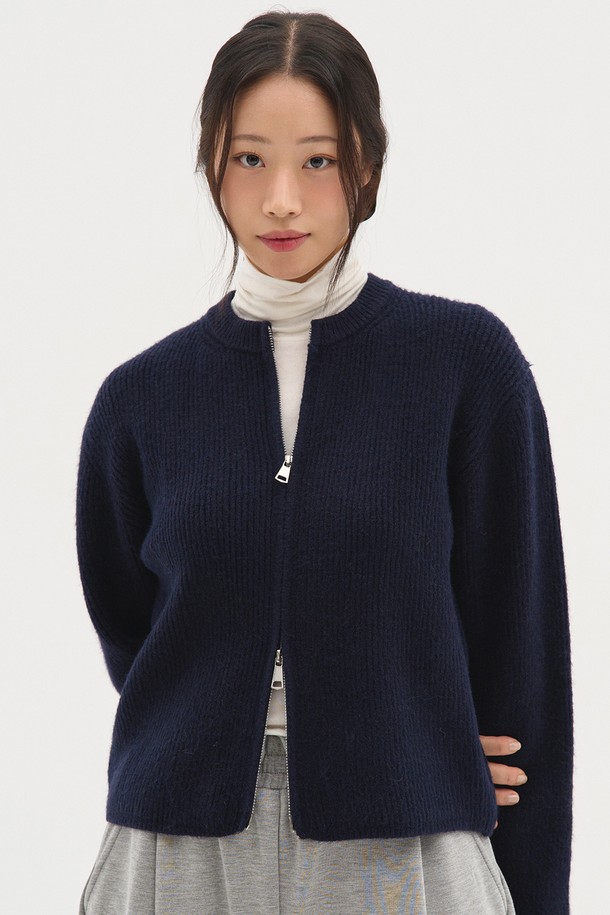 부드러운 니트 소재의 베이직 투웨이 니트 집업 가디건입니다. 넉넉한 두께감으로 가을, 겨울철 따뜻하게 착용할 수 있으며, 라운드넥 디자인으로 어떤 이너와도 잘 어울립니다. 레귤러 핏으로 편안한 착용감을 선사하며, 미니멀, 클래식, 캐주얼 등 다양한 스타일을 연출할 수 있습니다. 투웨이 지퍼 디테일로 실용성을 더했으며, 출근룩으로도 활용하기 좋습니다. 네이비 컬러로 세련된 분위기를 더했습니다.
