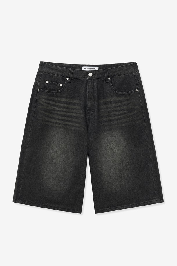 빈티지 워싱 가공으로 빈티지한 무드를 연출하는 버뮤다 데님 팬츠입니다. 남녀 모두 착용 가능하며, 와이드한 실루엣과 넉넉한 루즈핏으로 편안한 착용감을 선사합니다. 멀티 샘플링 과정을 거쳐 제작되어 체형 보정 효과를 제공하며, 봄, 여름 시즌 데일리룩에 캐주얼하게 활용하기 좋습니다.
