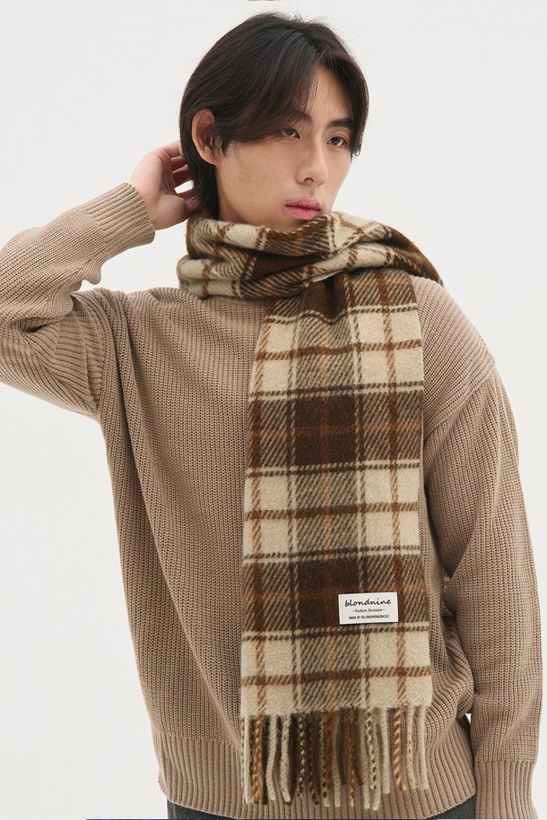 프리미엄 멀티 체크 머플러는 가을, 겨울 시즌을 위한 공용 머플러/스카프입니다. 베이지와 브라운 컬러의 울 소재로 제작되어 부드러운 촉감과 따뜻함을 선사합니다. 클래식하고 베이직한 스타일의 체크 패턴이 돋보이며, 두꺼운 두께감으로 보온성을 높였습니다. 라벨 디자인으로 포인트를 더했으며, 멀티웨어 아이템으로 다양한 스타일 연출이 가능합니다.
