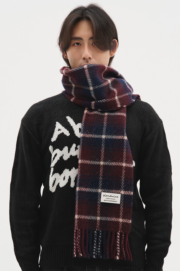 프리미엄 멀티 체크 머플러는 부드러운 울 소재로 제작되어 가을과 겨울, 쌀쌀한 날씨에 따뜻함을 선사합니다. 네이비, 와인, 화이트 등 5가지 멀티 컬러 체크 패턴으로, 클래식하고 캐주얼한 스타일을 연출하기 좋습니다. 두꺼운 두께감과 프린지 디자인이 특징이며, 출근룩이나 모임룩에 포인트를 더해줍니다. 미니멀한 스타일에도 잘 어울려 다양한 코디에 활용할 수 있습니다. 촉감이 부드러워 편안하게 착용할 수 있는 머플러입니다.
