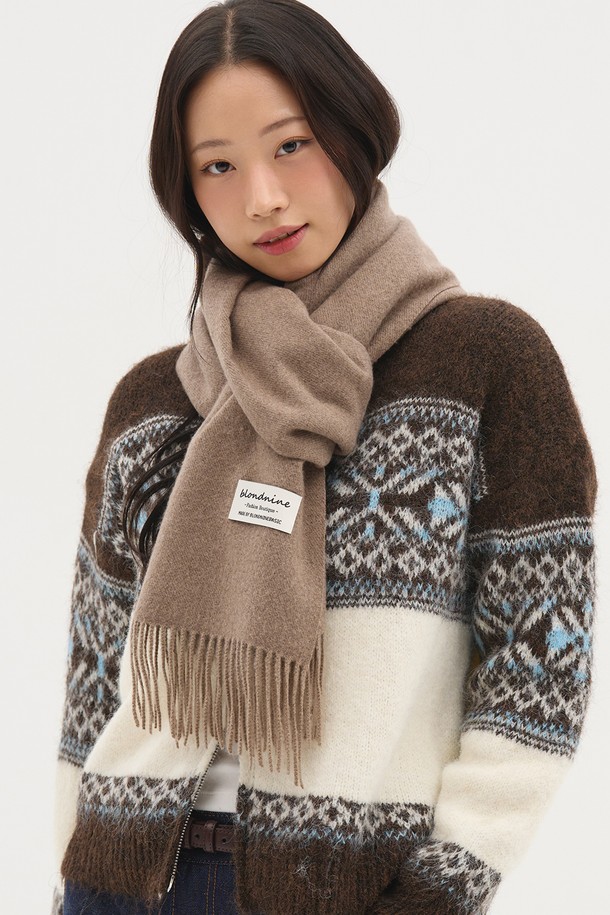 스노우 노르딕 투웨이 니트 집업_브라운은 여성스러운 무드를 연출하는 캐주얼 스타일의 니트 집업입니다. 부드러운 울 소재로 제작되어 가을과 겨울에 따뜻하게 착용할 수 있으며, 레귤러핏과 라운드넥 디자인으로 편안한 착용감을 선사합니다. 노르딕 패턴과 배색 디자인이 돋보이며, 투웨이 지퍼 디테일로 실용성을 더했습니다. 데이트룩, 캠핑룩 등 다양한 TPO에 활용 가능하며, 캐주얼, 클래식, 미니멀 스타일과 잘 어울립니다.
