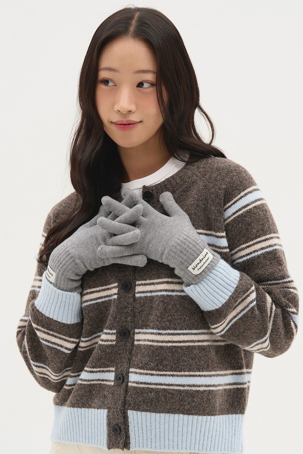 [BLOND9 X ITER] 멀티 스트라이프 니트 가디건_브라운은 여성 의류로, 가을과 겨울에 따뜻하게 착용하기 좋은 두꺼운 두께의 니트 가디건입니다. 브라운, 하늘색, 화이트 컬러의 멀티 스트라이프 패턴이 캐주얼하고 베이직한 무드를 연출하며, 라운드 넥과 긴 소매, 레귤러핏 디자인으로 편안한 착용감을 선사합니다. 일상생활과 산책룩에 잘 어울리며, 클래식, 미니멀 스타일로도 활용할 수 있습니다. 부드러운 촉감의 니트 소재와 버튼 여밈 방식이 특징입니다.
