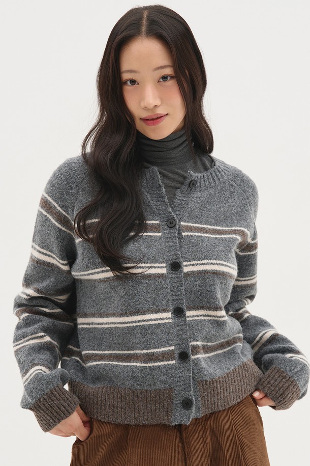 [BLOND9 X ITER] 멀티 스트라이프 니트 가디건_차콜은 가을, 겨울 시즌에 어울리는 여성 니트 가디건입니다. 차콜 컬러의 레귤러핏 디자인으로, 캐주얼 및 베이직 스타일을 연출하기 좋습니다. 부드러운 촉감의 니트 소재에 두꺼운 두께감으로 따뜻함을 더하며, 긴 소매와 라운드넥, 버튼 여밈 방식으로 편안하게 착용할 수 있습니다. [BLOND9]과 [ITER]의 콜라보레이션으로 탄생한 멀티 스트라이프 패턴은 출근룩은 물론 다양한 스타일링에 활용하기 좋습니다.
