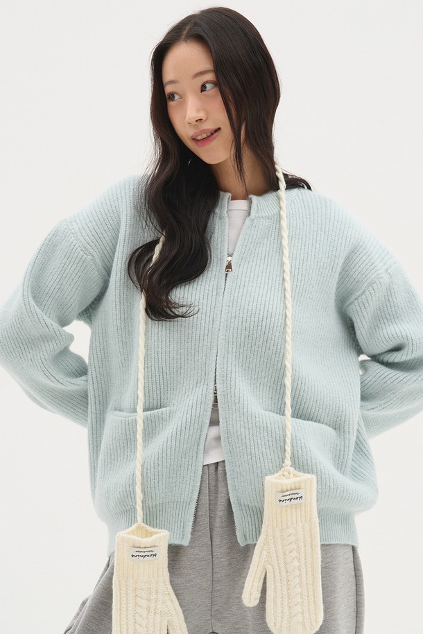 산뜻한 스카이블루 컬러의 라운드 넥 니트 집업입니다. 부드러운 촉감의 골지 니트 소재로 제작되어 봄, 가을 간절기에 따뜻하게 착용할 수 있습니다. 레귤러핏으로 편안하게 떨어지며, 크롭 기장으로 다리가 길어 보이는 효과를 줍니다. 캐주얼, 미니멀, 클래식한 스타일을 연출하기 좋으며, 투웨이 포켓 디테일로 실용성을 더했습니다. 데이트룩, 봄 소풍룩에 매치하여 포근하고 사랑스러운 분위기를 연출해보세요.
